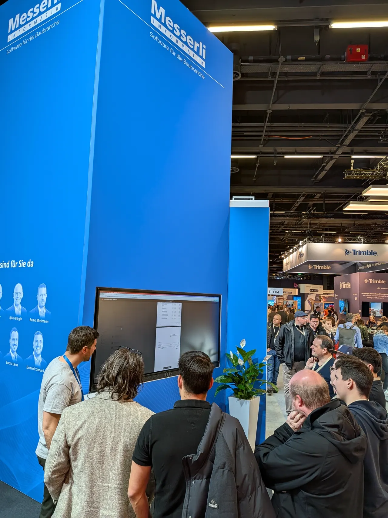 Besucher verfolgen eine Produktdemo am Messerli-Messestand
