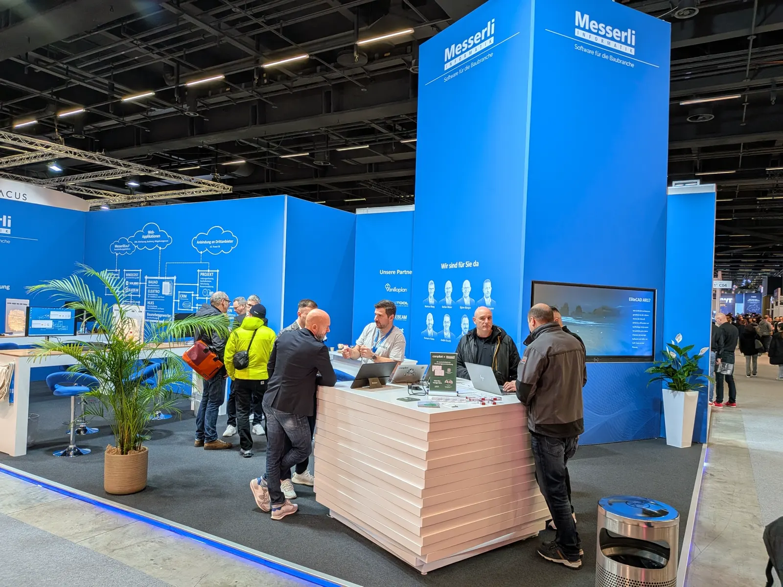 Gespräche mit Besuchern am Messerli-Messestand